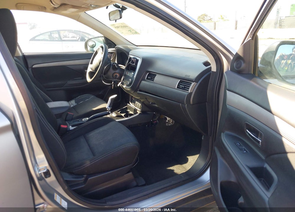 2018 MITSUBISHI OUTLANDER ES VIN: JA4AZ3A36JJ005536