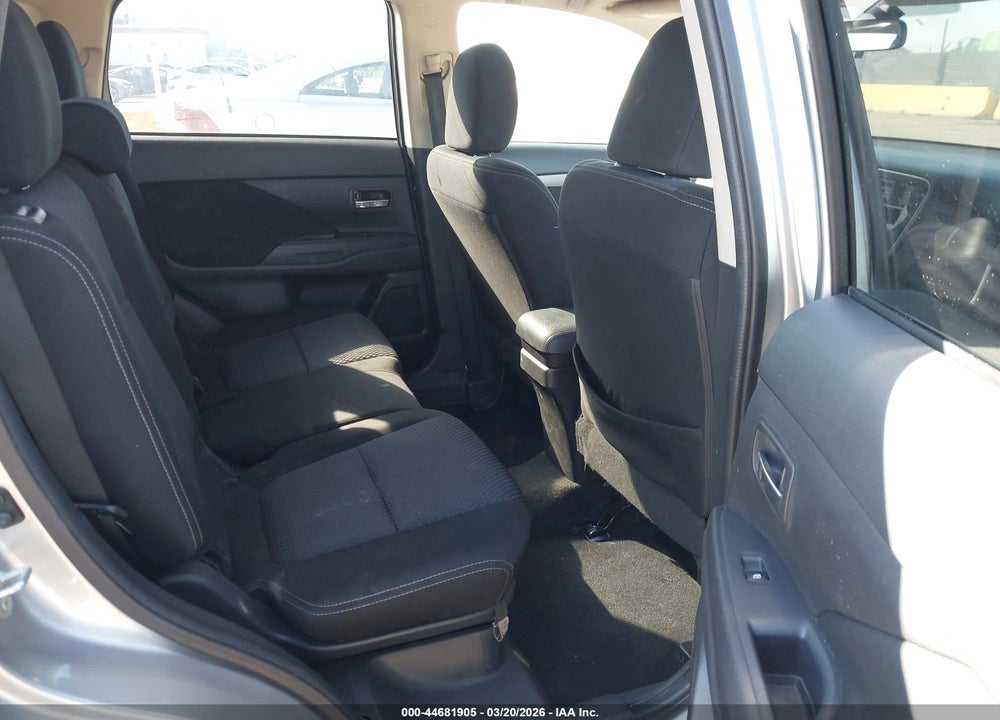 2018 MITSUBISHI OUTLANDER ES VIN: JA4AZ3A36JJ005536