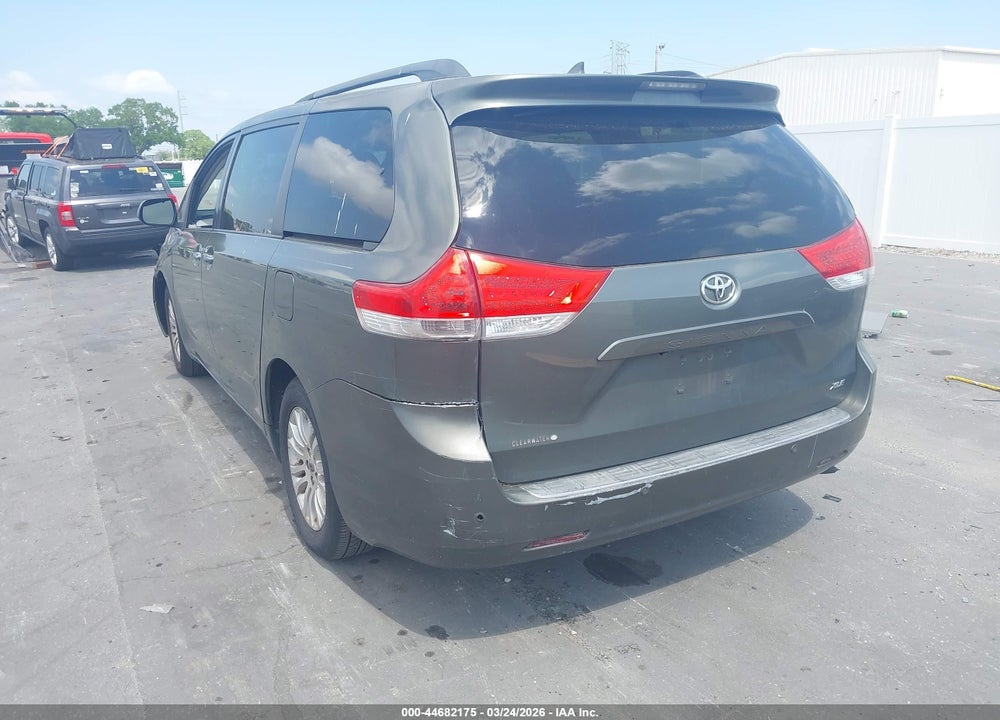 2011 TOYOTA SIENNA XLE V6 VIN: 5TDYK3DC1BS055690