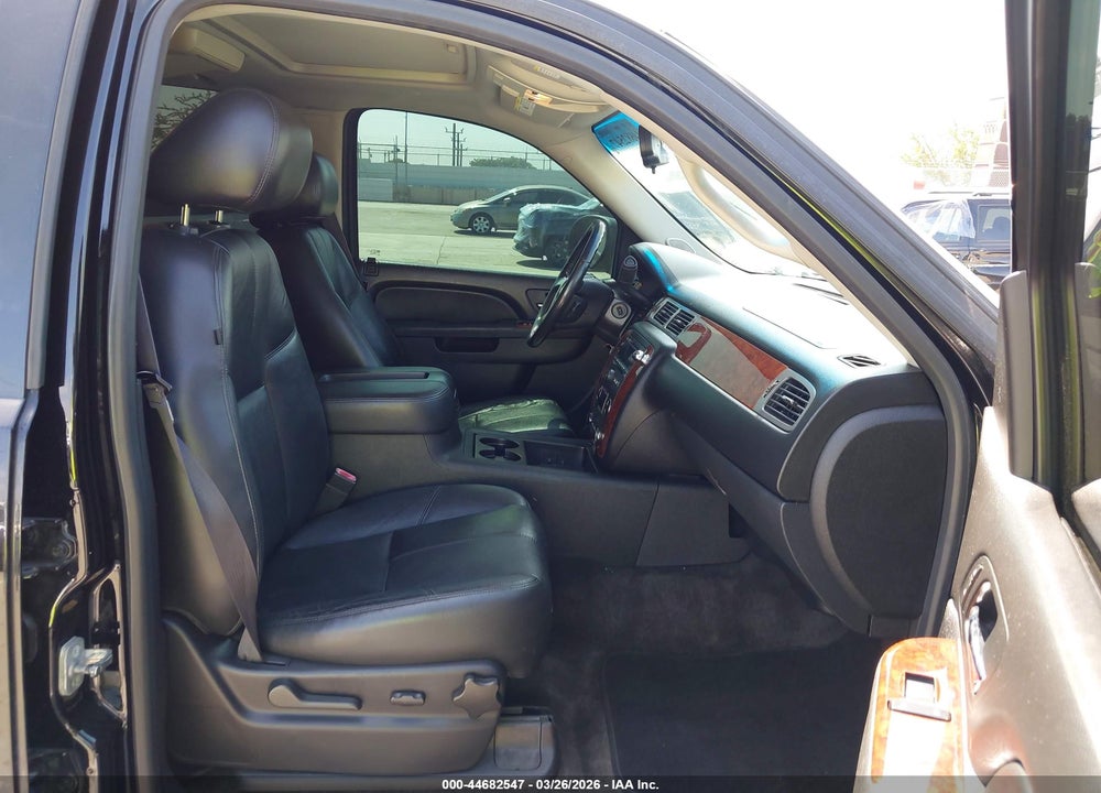 2013 CHEVROLET SUBURBAN 1500 LT VIN: 1GNSCJE06DR228883