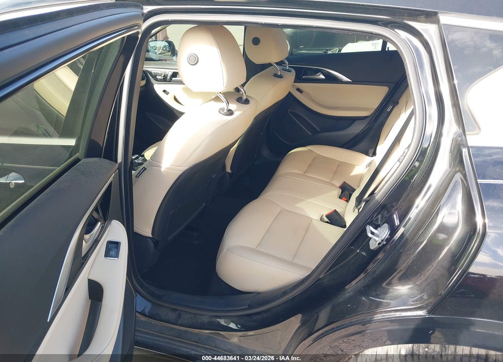 2018 INFINITI QX30 LUXURY VIN: SJKCH5CP5JA049537