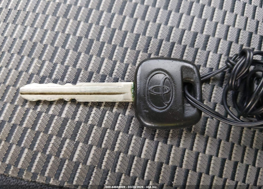 2005 TOYOTA RAV4 VIN: JTEGD20V056001305