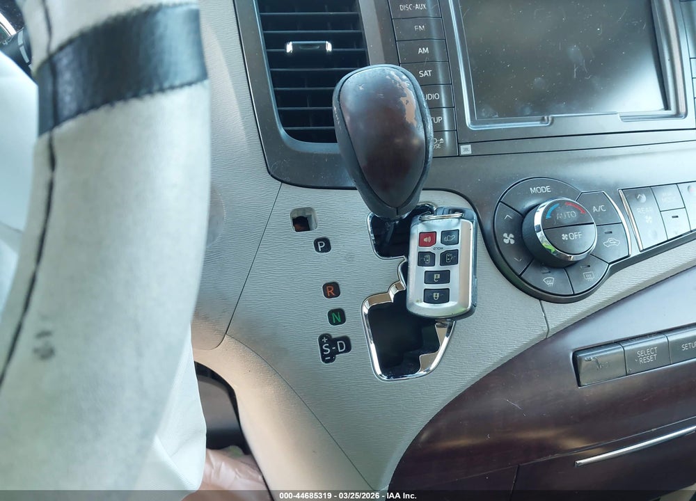 2012 TOYOTA SIENNA XLE V6 8 PASSENGER VIN: 5TDYK3DC6CS202958
