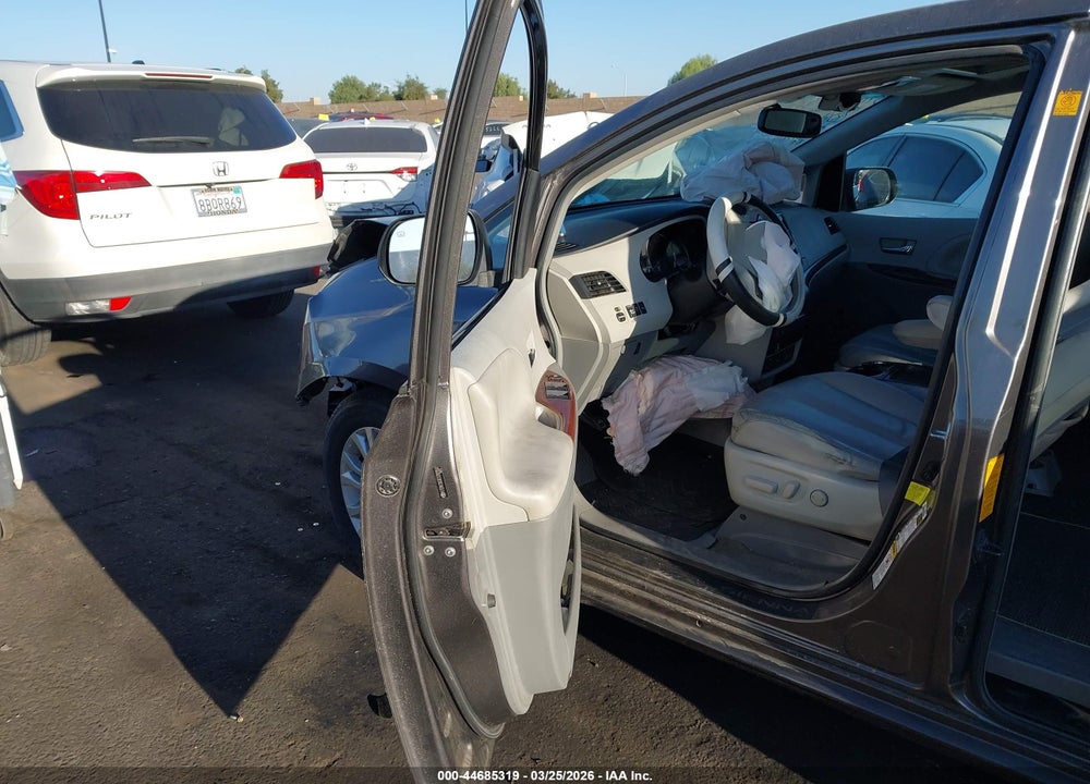 2012 TOYOTA SIENNA XLE V6 8 PASSENGER VIN: 5TDYK3DC6CS202958