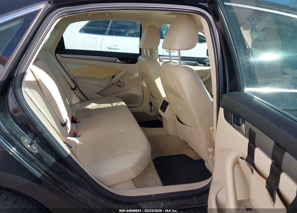 2014 VOLKSWAGEN PASSAT 2.0L TDI SE VIN: 1VWBN7A37EC049615