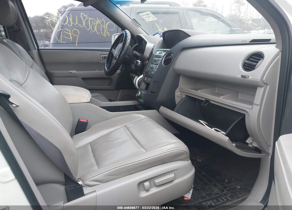2011 HONDA PILOT TOURING VIN: 5FNYF3H96BB038634