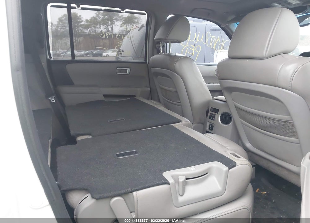 2011 HONDA PILOT TOURING VIN: 5FNYF3H96BB038634