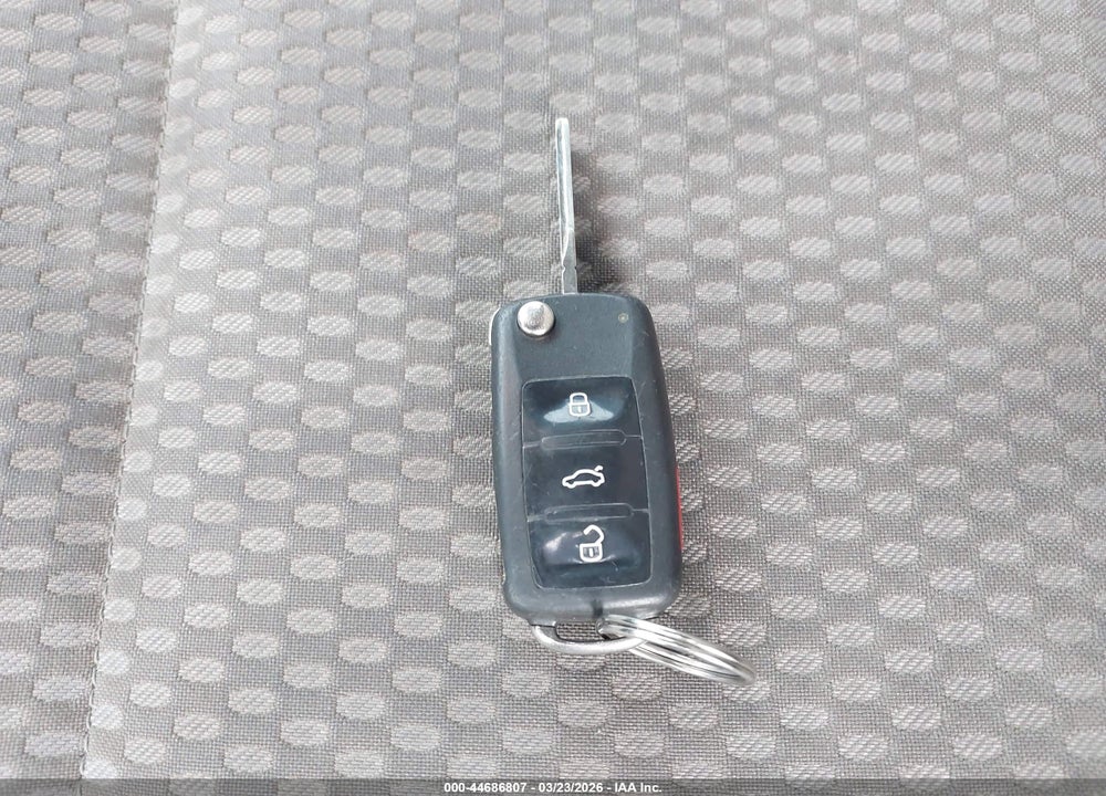 2011 VOLKSWAGEN TIGUAN S VIN: WVGBV7AX3BW565840