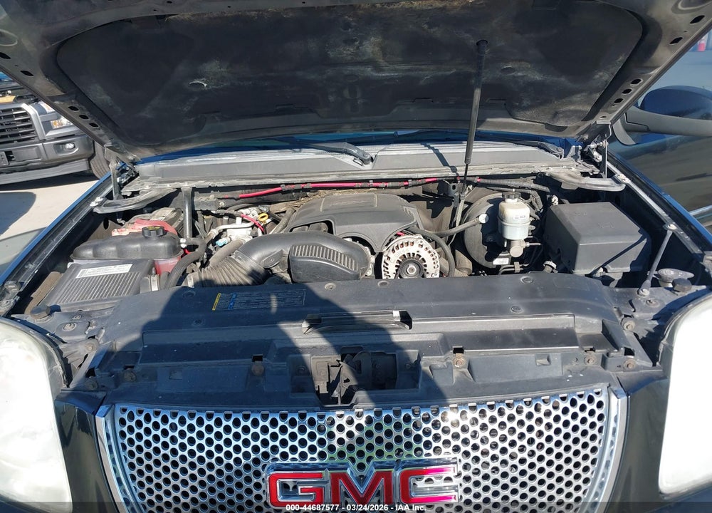 2008 GMC YUKON DENALI VIN: 1GKFK63898J172157