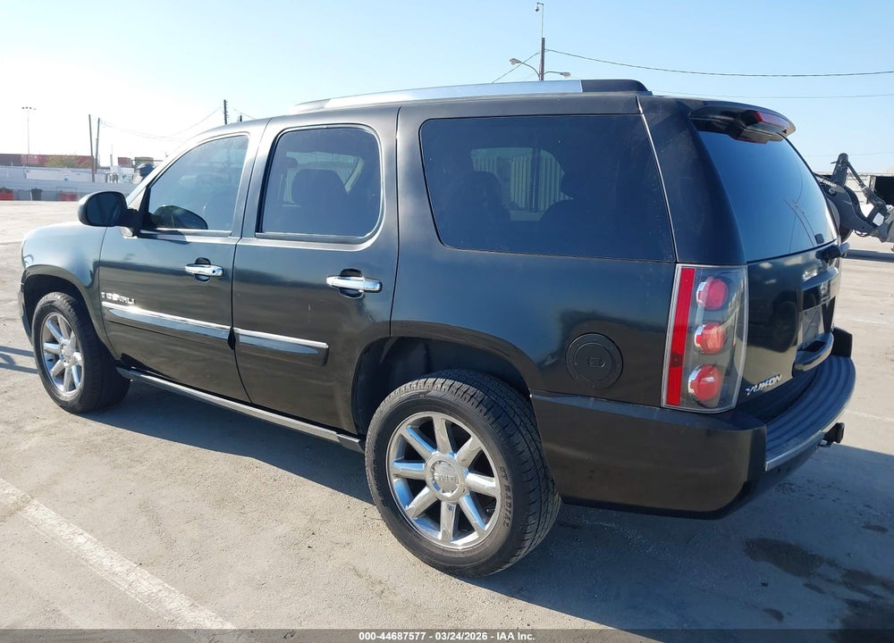 2008 GMC YUKON DENALI VIN: 1GKFK63898J172157