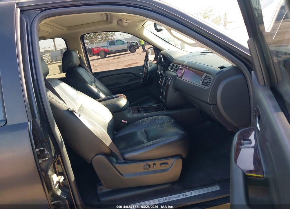 2008 GMC YUKON DENALI VIN: 1GKFK63898J172157