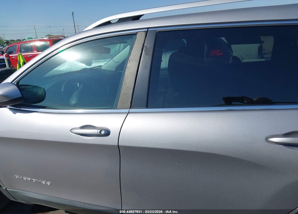 2019 JEEP CHEROKEE LATITUDE FWD VIN: 1C4PJLCBXKD340584