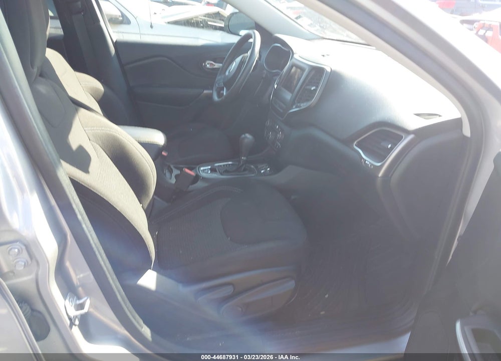 2019 JEEP CHEROKEE LATITUDE FWD VIN: 1C4PJLCBXKD340584