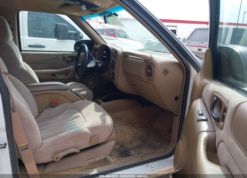 2000 CHEVROLET BLAZER LS VIN: 1GNCS13W5Y2305451