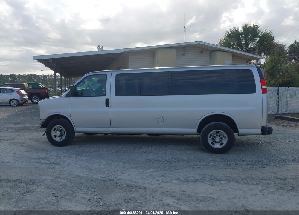 2021 CHEVROLET EXPRESS PASSENGER RWD 3500 EXTENDED WHEELBASE LT VIN: 1GAZGPF76M1240890