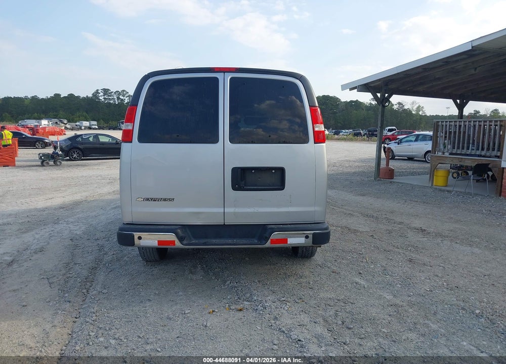 2021 CHEVROLET EXPRESS PASSENGER RWD 3500 EXTENDED WHEELBASE LT VIN: 1GAZGPF76M1240890