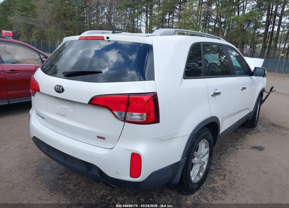 2015 KIA SORENTO LX VIN: 5XYKT4A62FG658061