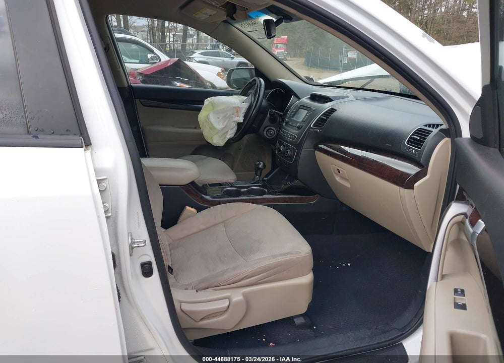 2015 KIA SORENTO LX VIN: 5XYKT4A62FG658061