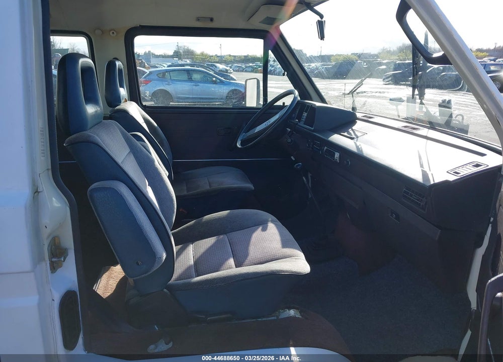 1984 VOLKSWAGEN VANAGON BUS VIN: WV2YB0252EH053766
