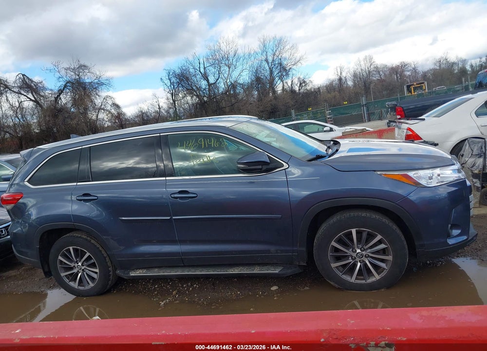 2019 TOYOTA HIGHLANDER XLE VIN: 5TDJZRFH7KS951582