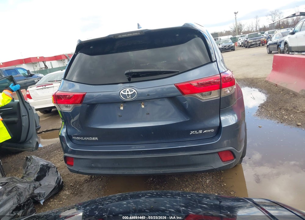 2019 TOYOTA HIGHLANDER XLE VIN: 5TDJZRFH7KS951582
