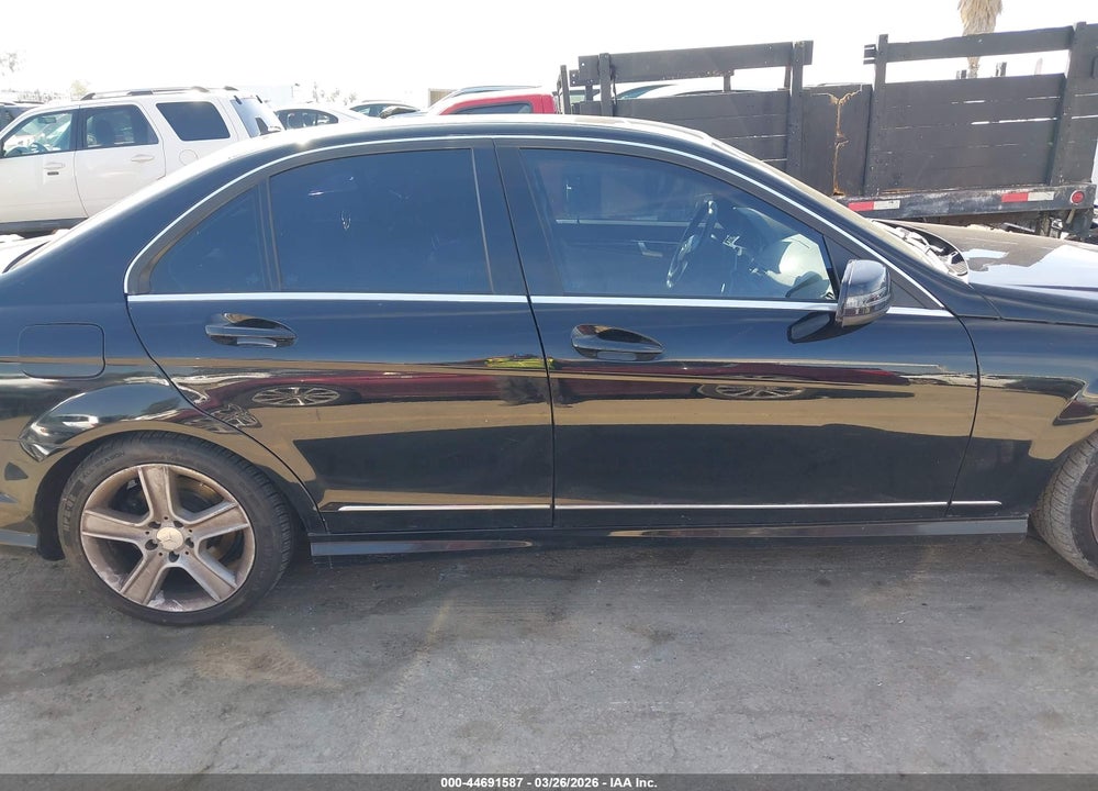 2011 MERCEDES-BENZ C 300 LUXURY/SPORT VIN: WDDGF5EB0BR173509