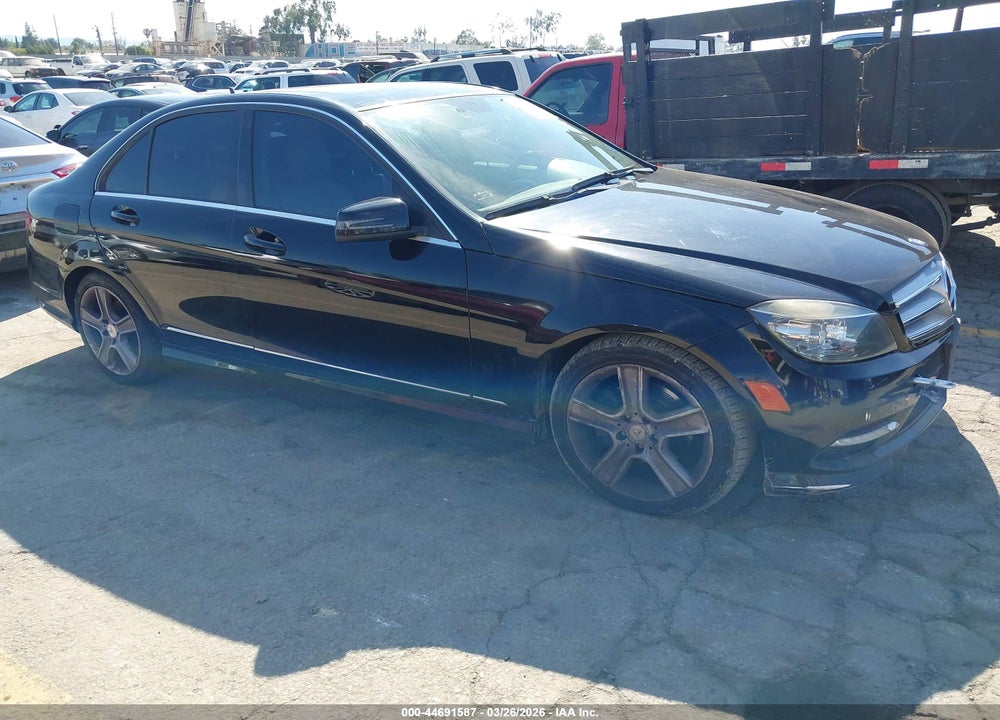 2011 MERCEDES-BENZ C 300 LUXURY/SPORT VIN: WDDGF5EB0BR173509