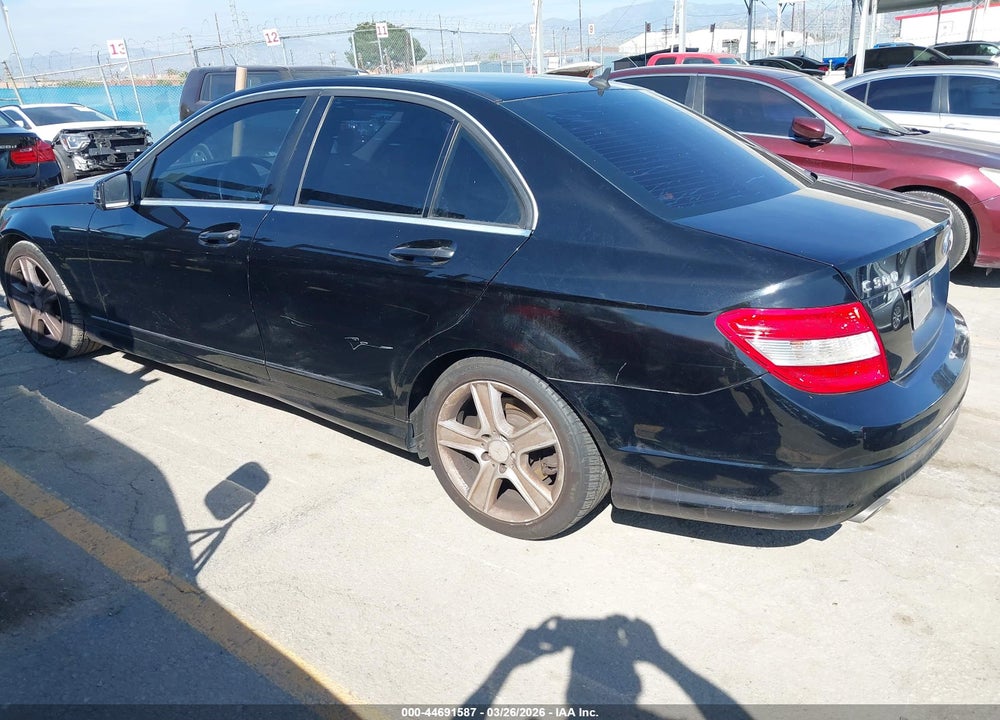 2011 MERCEDES-BENZ C 300 LUXURY/SPORT VIN: WDDGF5EB0BR173509