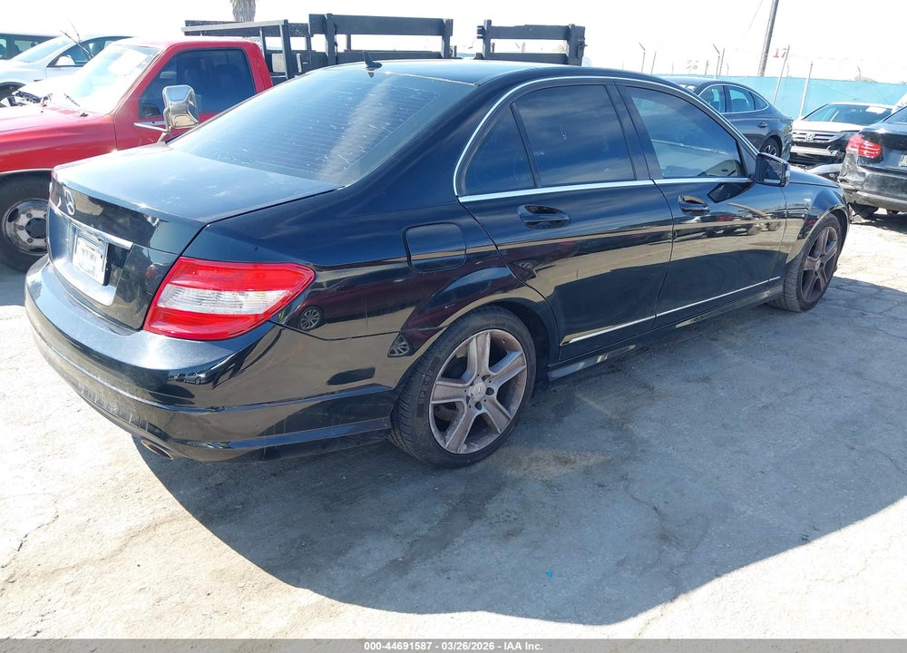 2011 MERCEDES-BENZ C 300 LUXURY/SPORT VIN: WDDGF5EB0BR173509