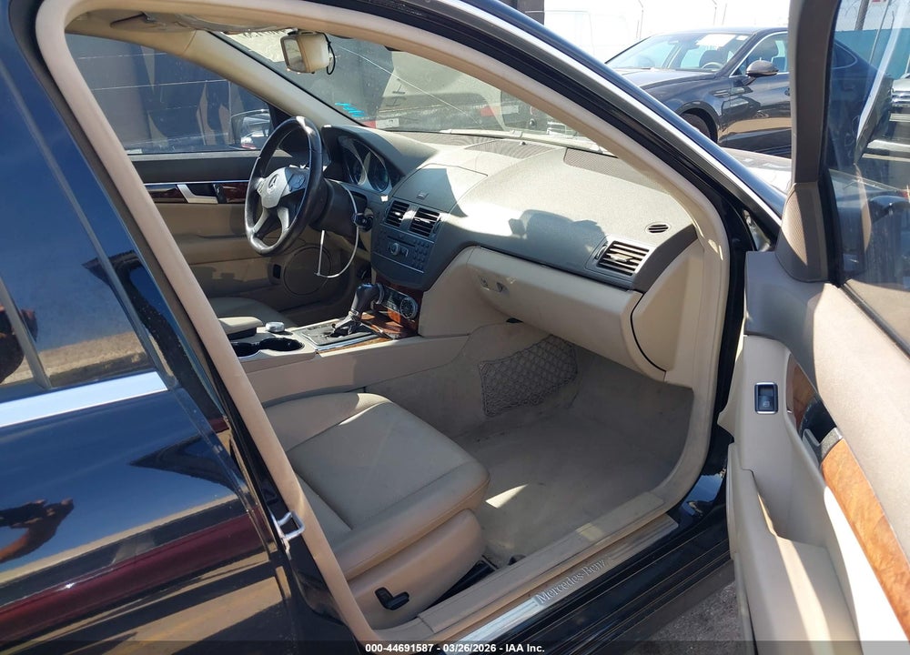 2011 MERCEDES-BENZ C 300 LUXURY/SPORT VIN: WDDGF5EB0BR173509