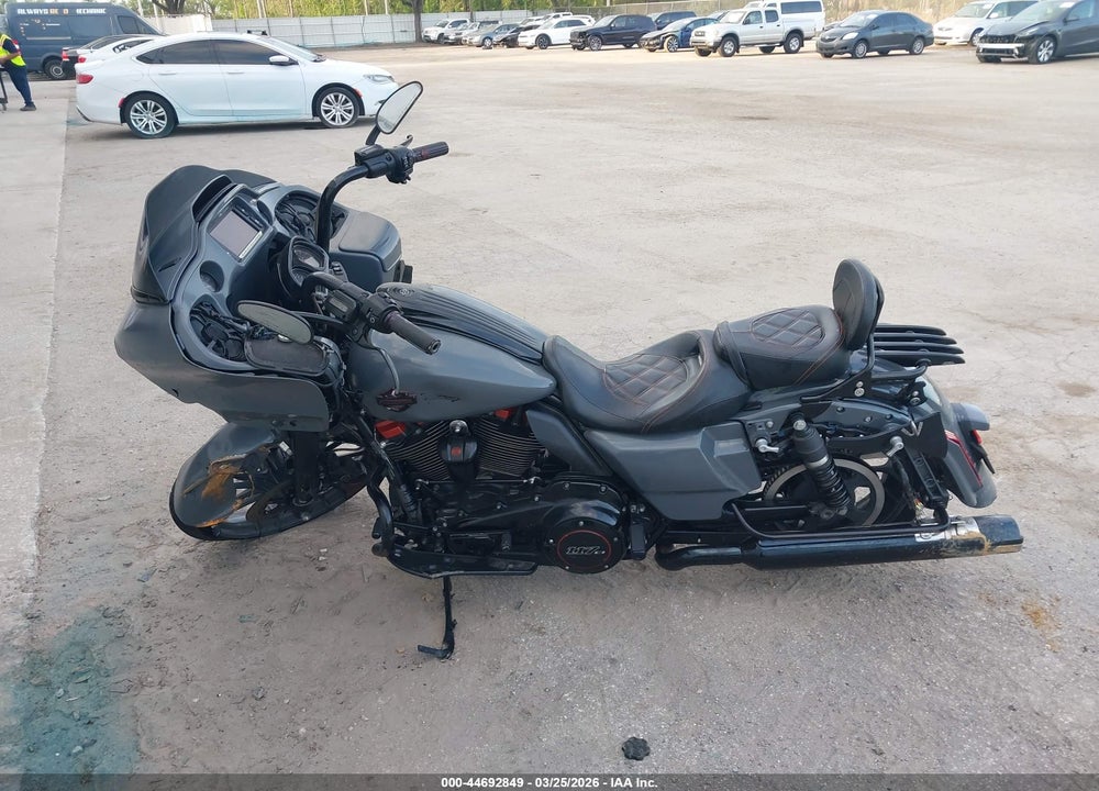 2018 HARLEY-DAVIDSON FLTRXSE CVO ROAD GLIDE VIN: 1HD1TCL19JB953425