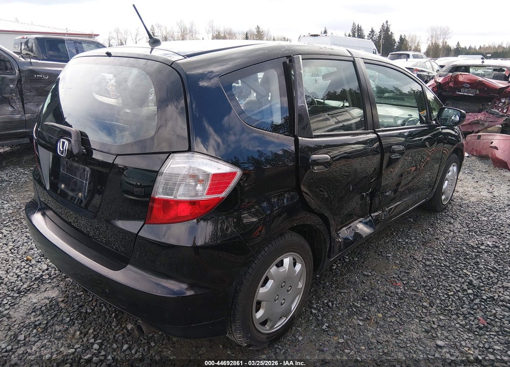 2013 HONDA FIT VIN: JHMGE8H33DC000445