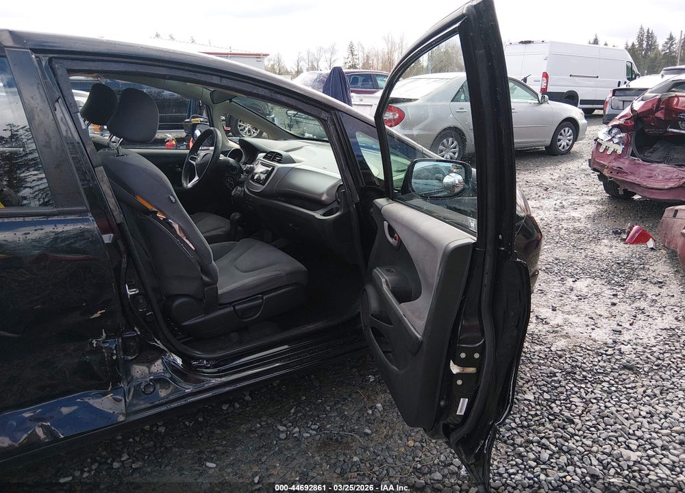 2013 HONDA FIT VIN: JHMGE8H33DC000445