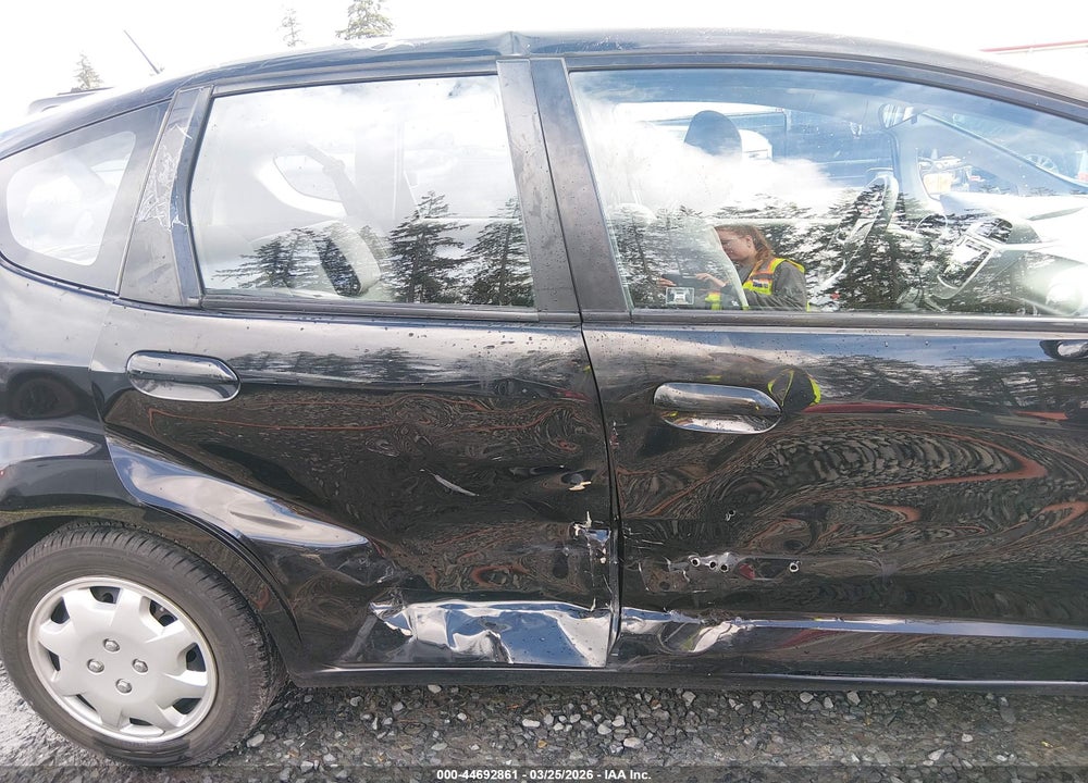 2013 HONDA FIT VIN: JHMGE8H33DC000445