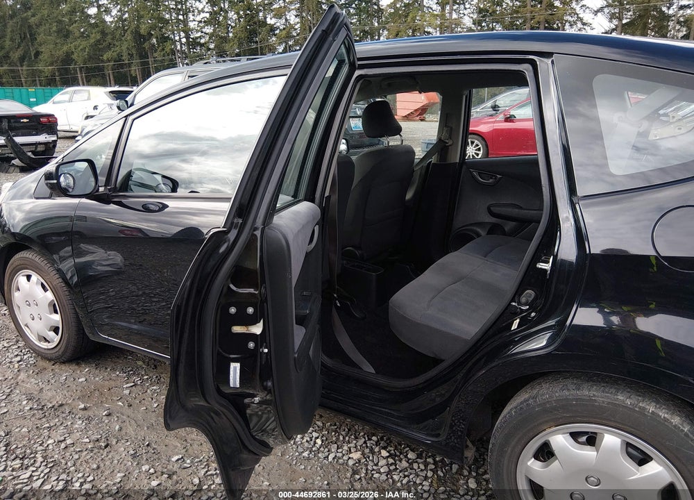 2013 HONDA FIT VIN: JHMGE8H33DC000445