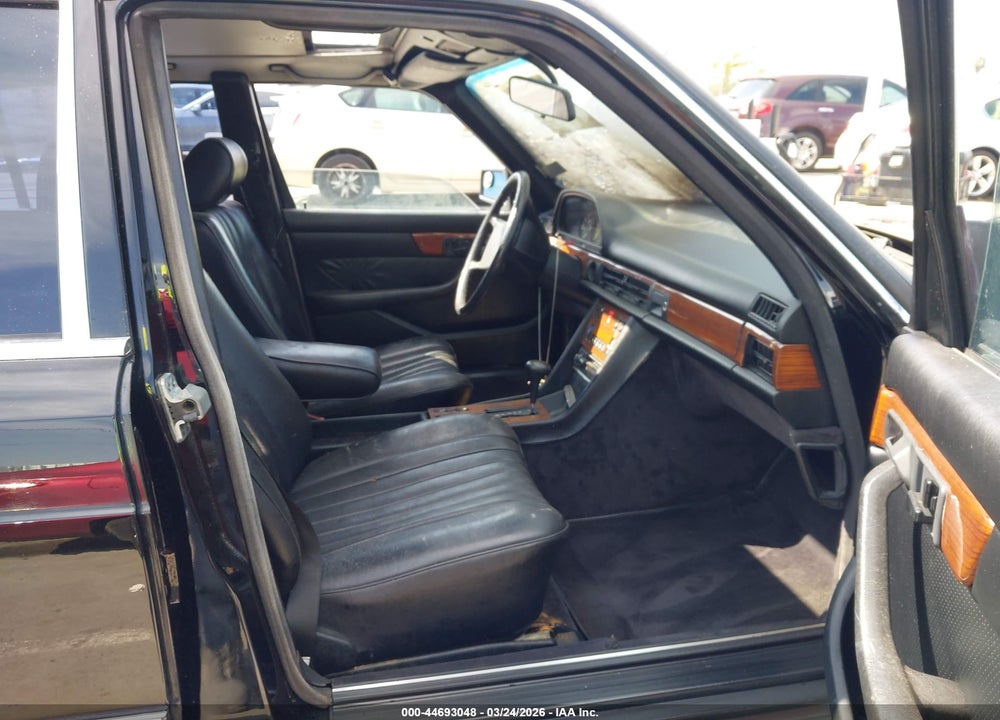 1985 MERCEDES-BENZ 380 SE VIN: WDBCA32C8FA158719