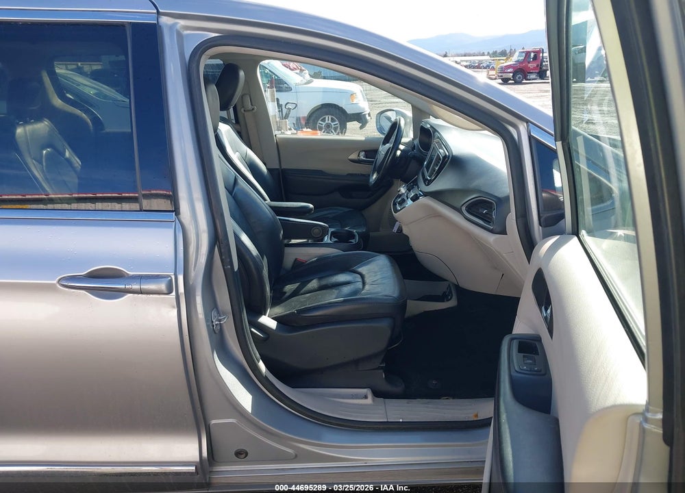 2020 CHRYSLER PACIFICA TOURING L VIN: 2C4RC1BG8LR105782