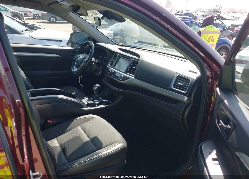 2018 TOYOTA HIGHLANDER LE PLUS VIN: 5TDZZRFH9JS274925