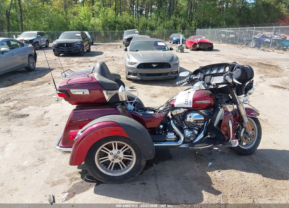 2016 HARLEY-DAVIDSON FLHTCUTG TRI GLIDE ULTRA VIN: 1HD1MAL17GB857982