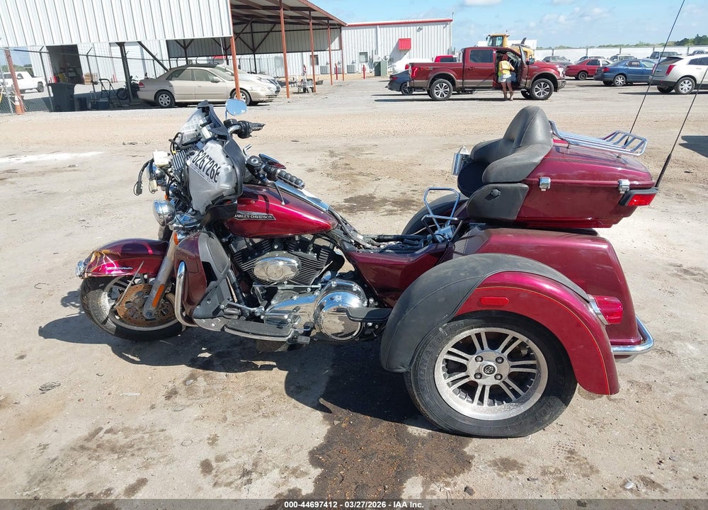 2016 HARLEY-DAVIDSON FLHTCUTG TRI GLIDE ULTRA VIN: 1HD1MAL17GB857982