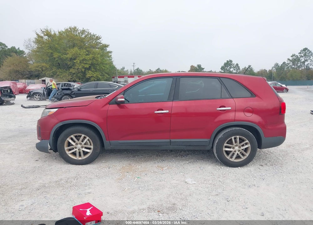 2015 KIA SORENTO LX VIN: 5XYKT3A6XFG590778