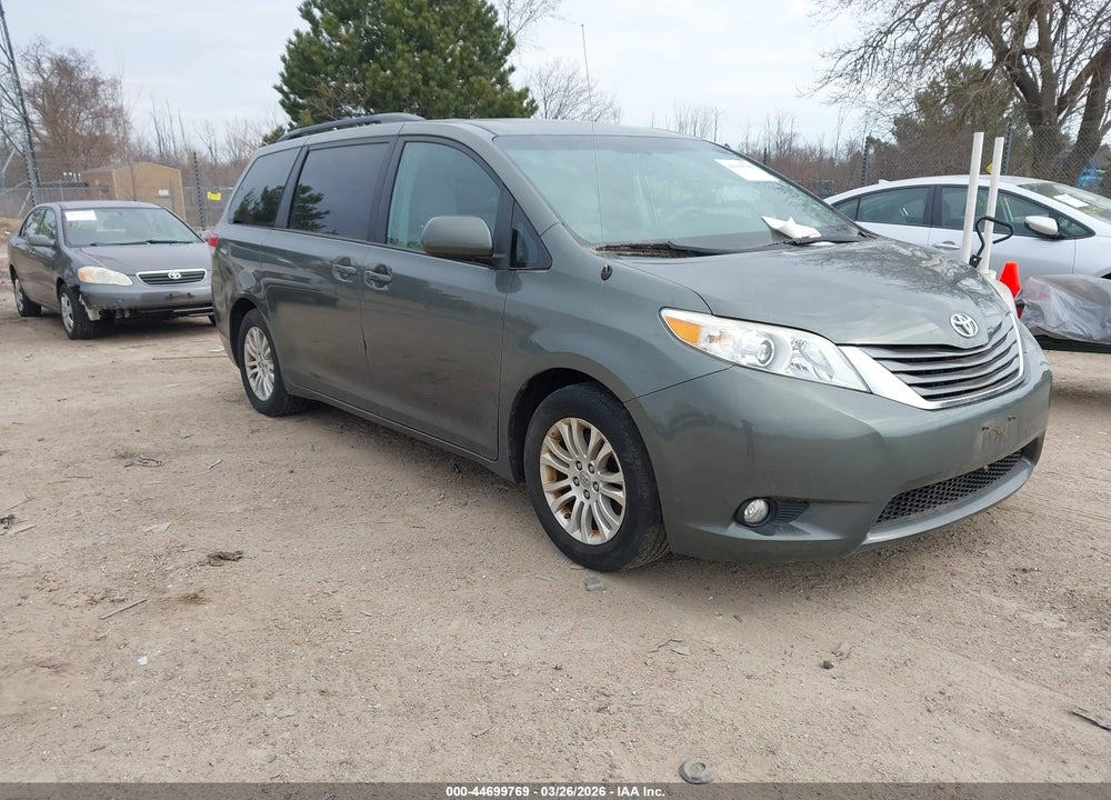 2014 TOYOTA SIENNA XLE V6 8 PASSENGER VIN: 5TDYK3DC5ES484741