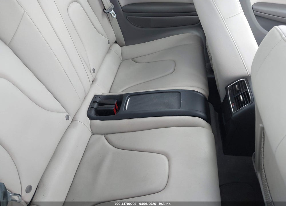 2010 AUDI A5 2.0T PREMIUM VIN: WAUJFAFH7AN025517