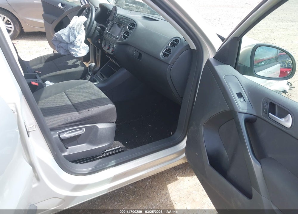 2015 VOLKSWAGEN TIGUAN S VIN: WVGAV7AXXFW564640