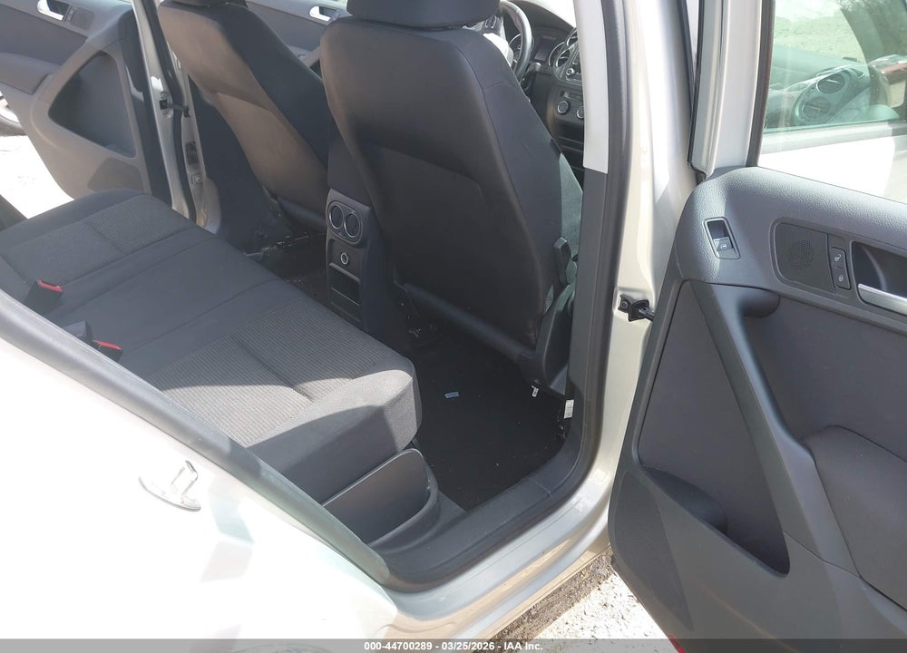 2015 VOLKSWAGEN TIGUAN S VIN: WVGAV7AXXFW564640