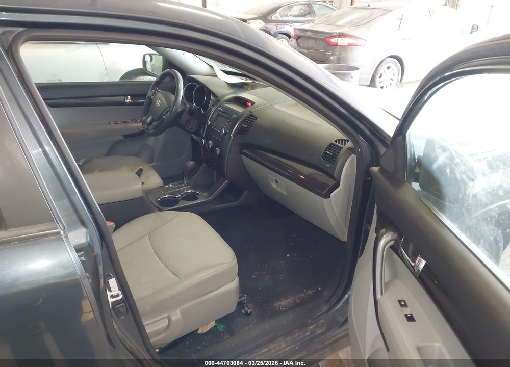 2011 KIA SORENTO LX VIN: 5XYKTCA17BG154386