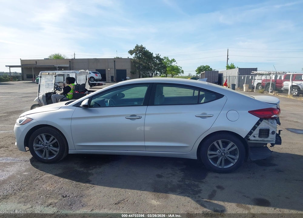 2017 HYUNDAI ELANTRA SE VIN: 5NPD84LF4HH119301