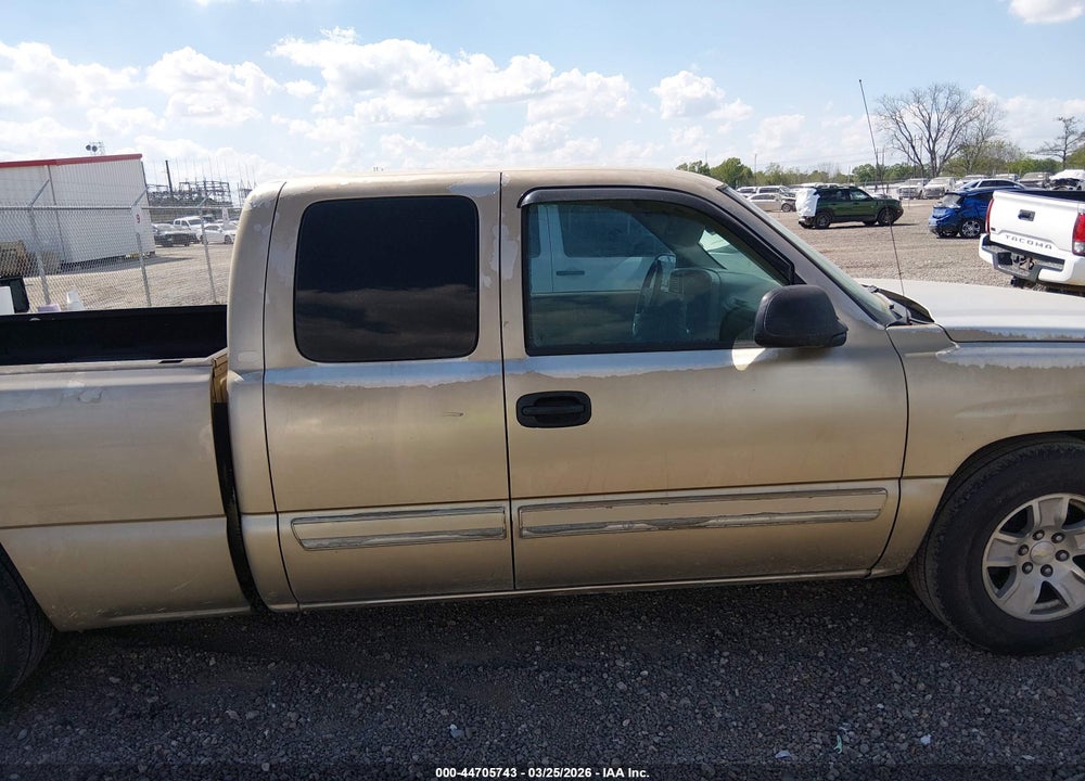 2005 CHEVROLET SILVERADO 1500 LS VIN: 2GCEC19T851155777