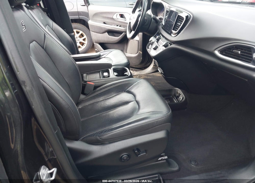 2018 CHRYSLER PACIFICA TOURING L VIN: 2C4RC1BG6JR318338