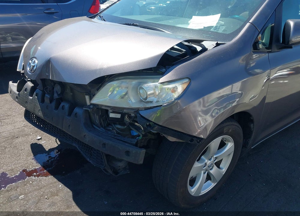 2011 TOYOTA SIENNA LE V6 VIN: 5TDKK3DC6BS053875